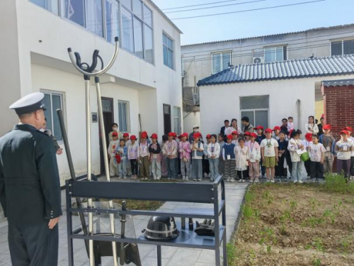 致敬平凡守護者 感悟勞動美——天中晚報小記者探秘華遠衛(wèi)士駐馬店分公司