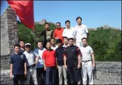 公司組織各執(zhí)勤點(diǎn)優(yōu)秀保安員到八達(dá)嶺、明皇宮等景點(diǎn)旅游