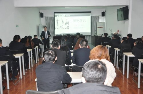 注重服務(wù)禮儀 著力提升企業(yè)軟實力——華遠衛(wèi)士舉行服務(wù)禮儀知識培訓(xùn)